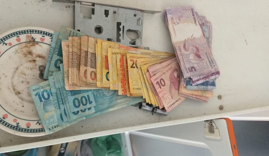 Pol Cia Recupera Mais De R Mil Roubados Na Porta De Banco Em