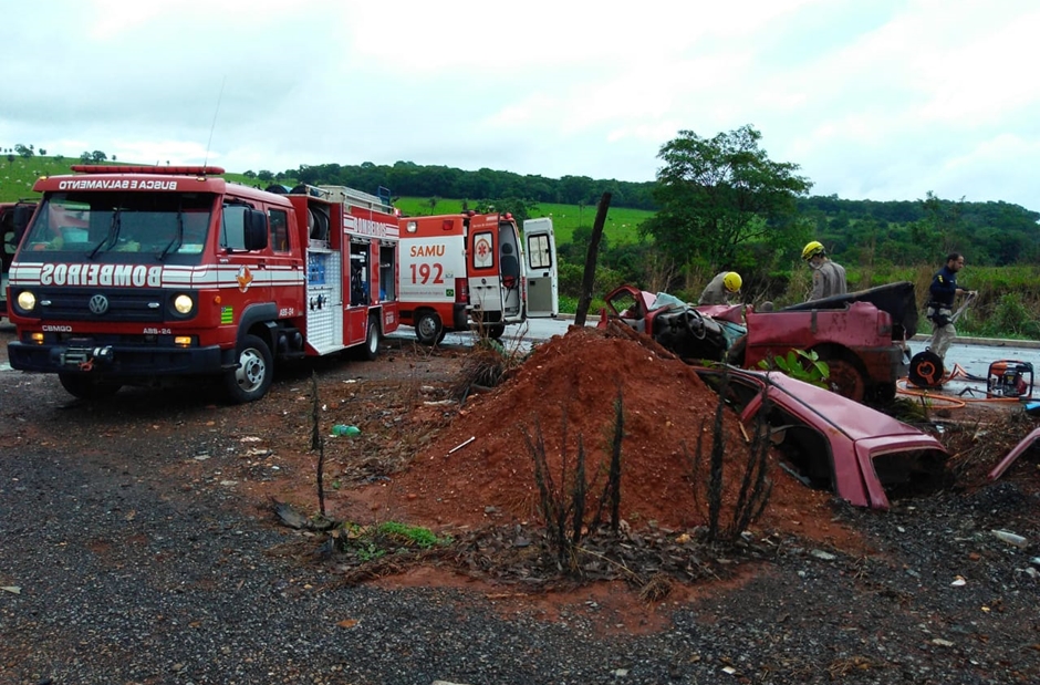 Acidente entre carro e caminhão deixa uma mulher morta e outras três