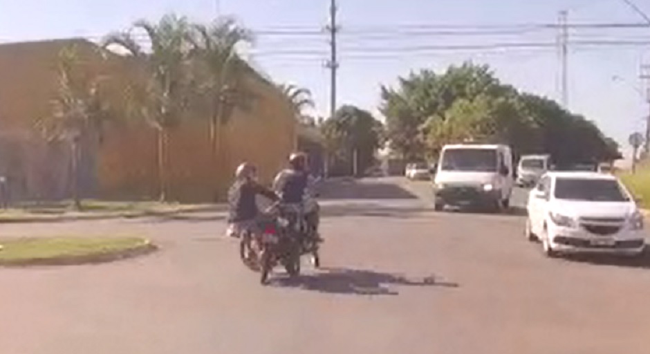 Policial grava fuga de bloqueio e batida de motos em Aparecida de Goiânia