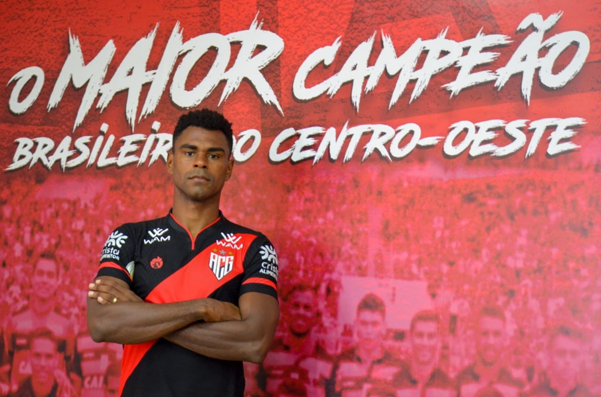 Para reforçar defesa Atlético apresenta experiente zagueiro Wanderson