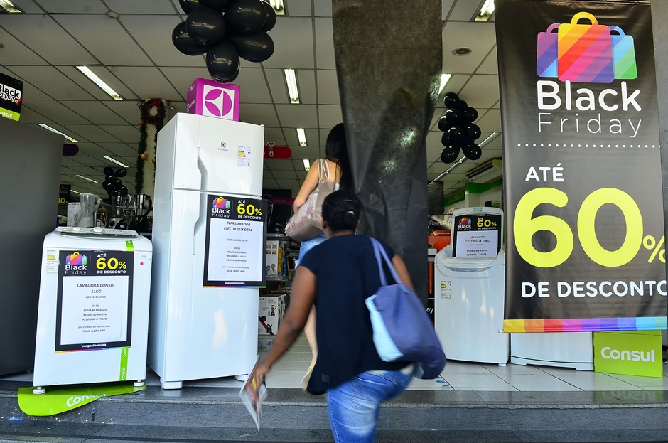 A Polícia Civil de Goiás lançou, nesta semana, uma cartilha com dicas e orientações para evitar fraudes e golpes na Black Friday (Foto: Agência Brasil)