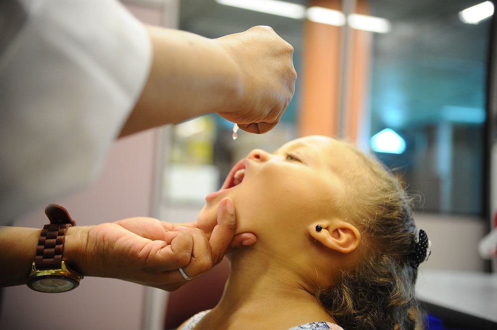 A baixa adesão à vacinação contra a Poliomielite tem causado preocupação em Goiás. Apenas 47 cidades goianas atingiram a meta até o momento. (Foto: Tomaz Silva/Agência Brasil)