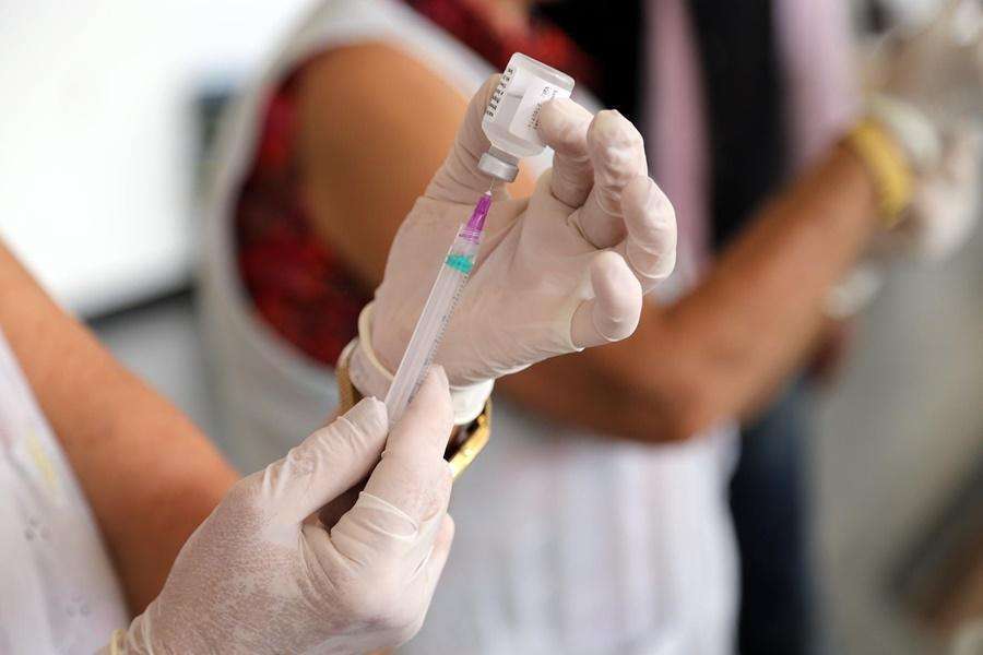 Falta de insumos para vacina expõe a fragilidade do setor farmacológico no Brasil