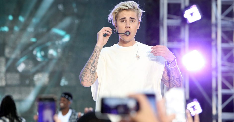 'Nem deveria estar vivo', diz Justin Bieber aos fãs durante apresentação