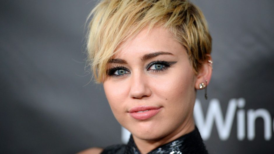 Miley Cyrus terá Elton John e Chad Smith em álbum de covers do Metallica