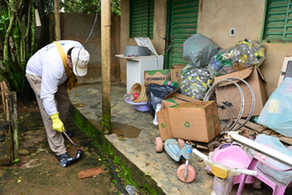 Contra dengue, operação abre imóveis abandonados e multa locais com criadouros de Aedes aegypti em Goiânia (Foto: Valdir Antunes/Reprodução)