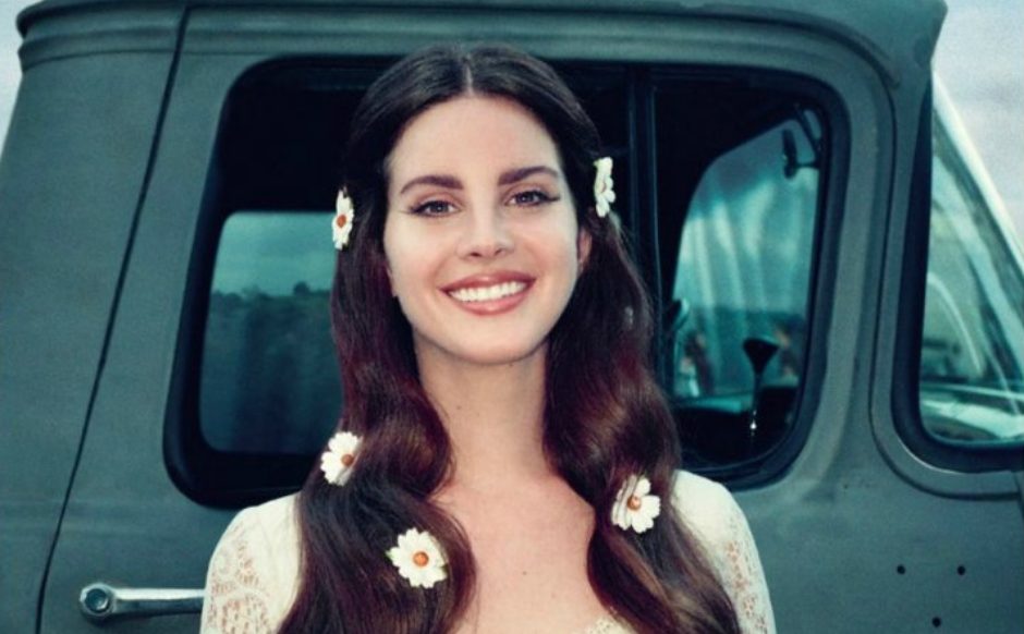 Lana Del Rey anuncia que está noiva do modelo Clayton Johnson; confira fotos