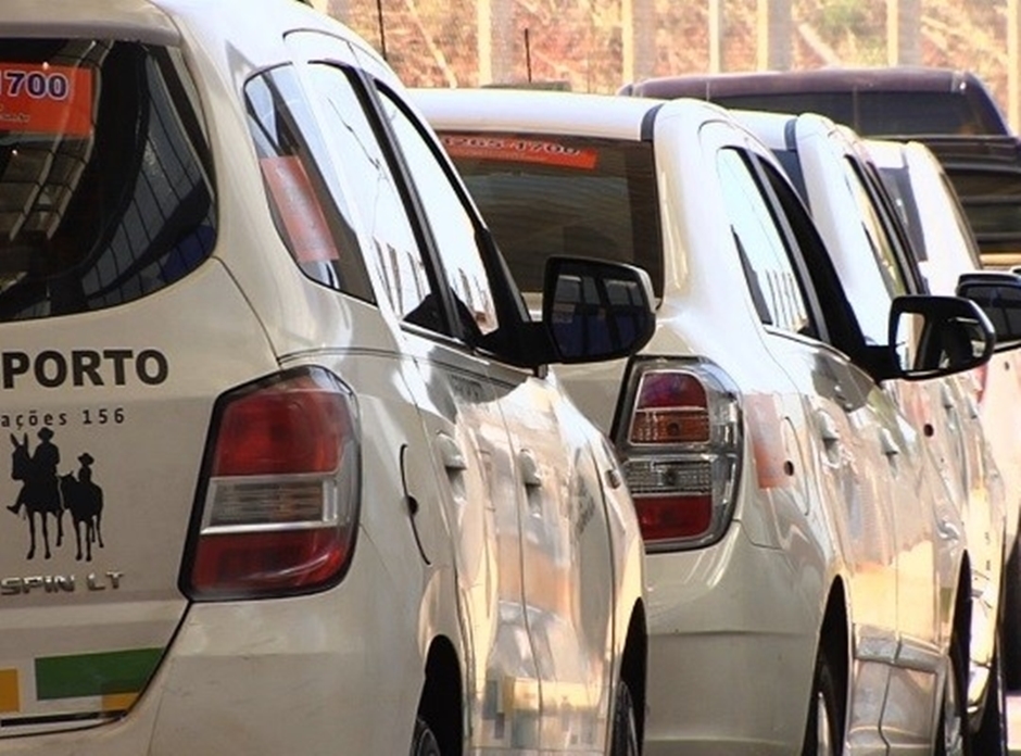 Mais de 2,3 mil motoristas de táxi de Goiás recebem o auxílio taxista nesta etapa