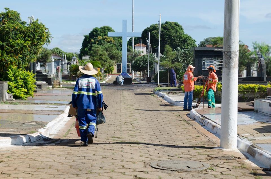 profissionais da Comurg realiza manutenções no cemitério