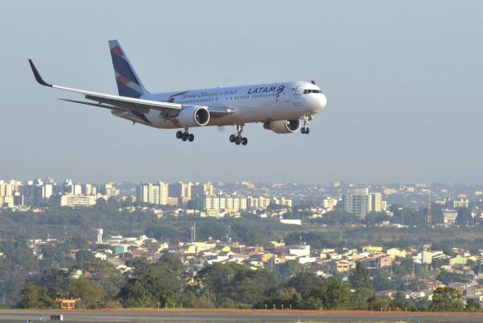 Azul e Latam cancelam mais de 500 voos por conta da Covid-19