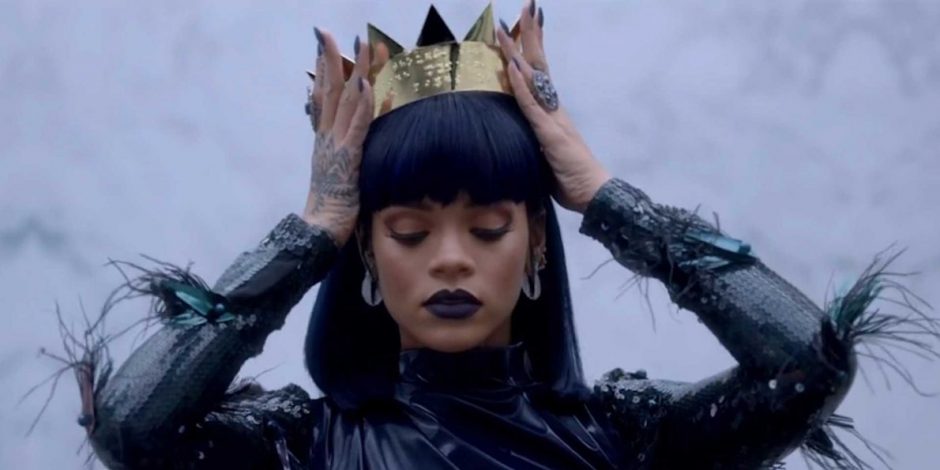 Rihanna tem valor total de fortuna revelada pela Forbes; confira Cantora Rihanna com coroa na mão para o filme 'Anti'