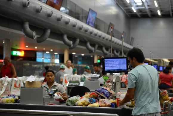 Queda da inflação beneficia consumo. Entre janeiro e novembro, taxa é de 2,5%, a menor desde novembro de 1998 Tânia Rêgo/Agência Brasil