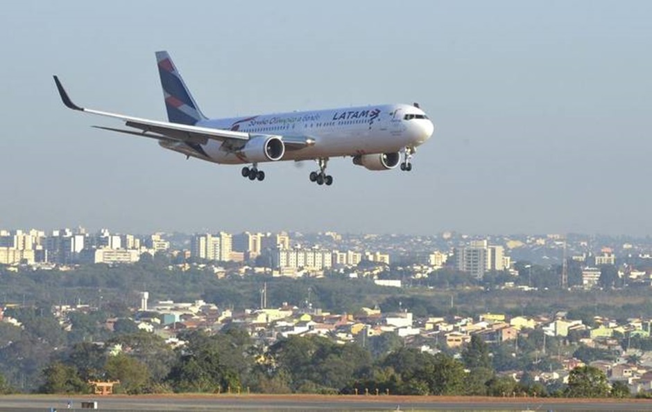 Aumento do querosene de aviação e mercado interno mais aquecido fizeram voos encarecerem Passagens aéreas sobem e devem continuar em alta