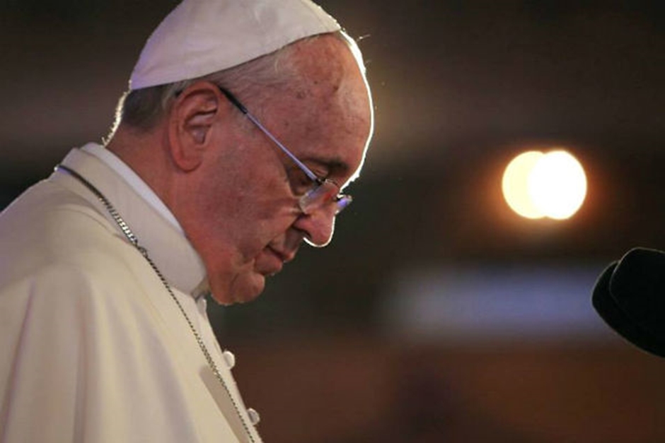 Em vigília de Páscoa, papa diz esperar renascimento pós-pandemia