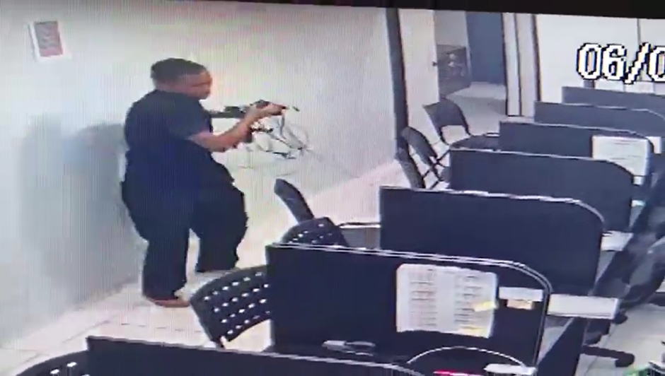 Ladrão é filmado roubando empresa no centro de Goiânia