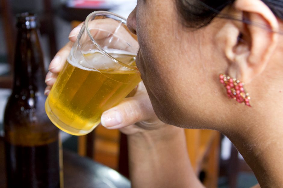 Bebidas alcóolicas ficam mais caras em 2021; lata ganha espaço para aliviar preço