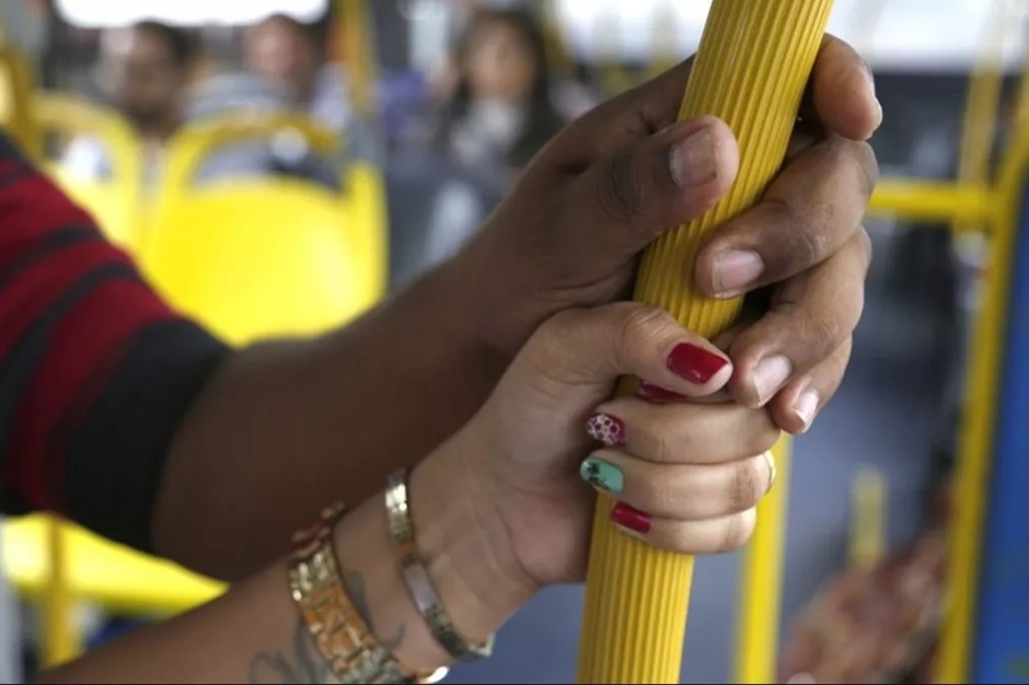 "Ele ia encostando": o combate à importunação sexual no transporte público