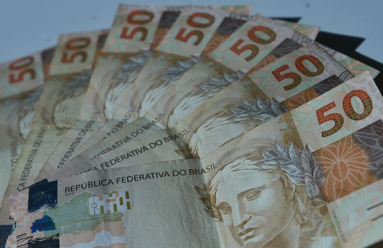 Caiado sanciona aumento da margem de empréstimo consignado para servidores estaduais