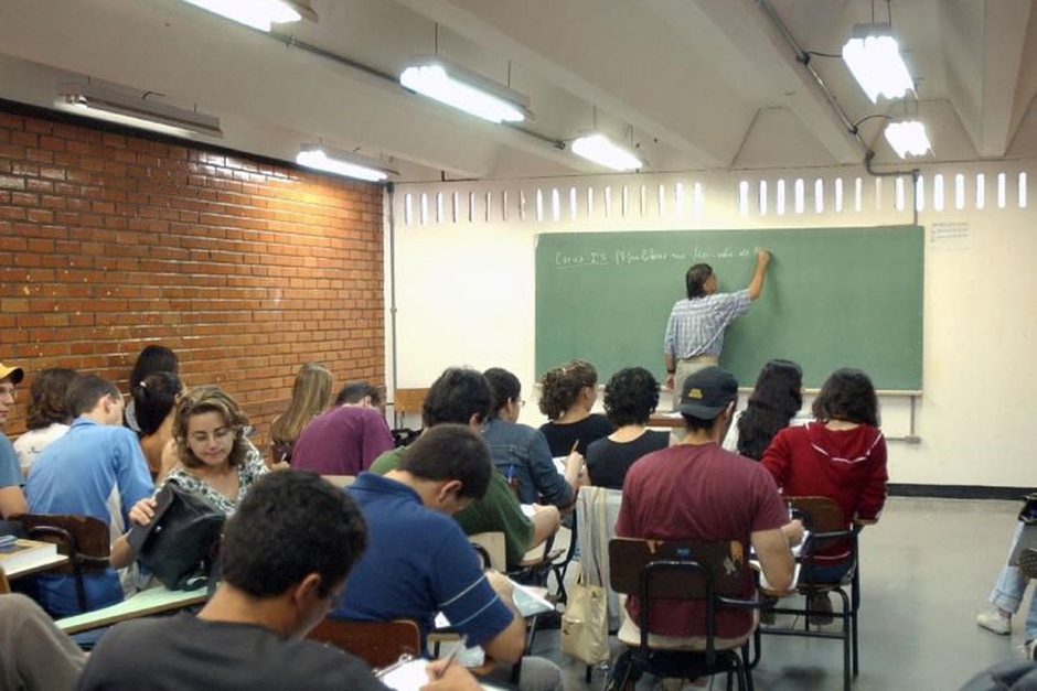 Prefeitura de Goiânia abre processo seletivo da Educação com salários de até R$ 2,7 mil