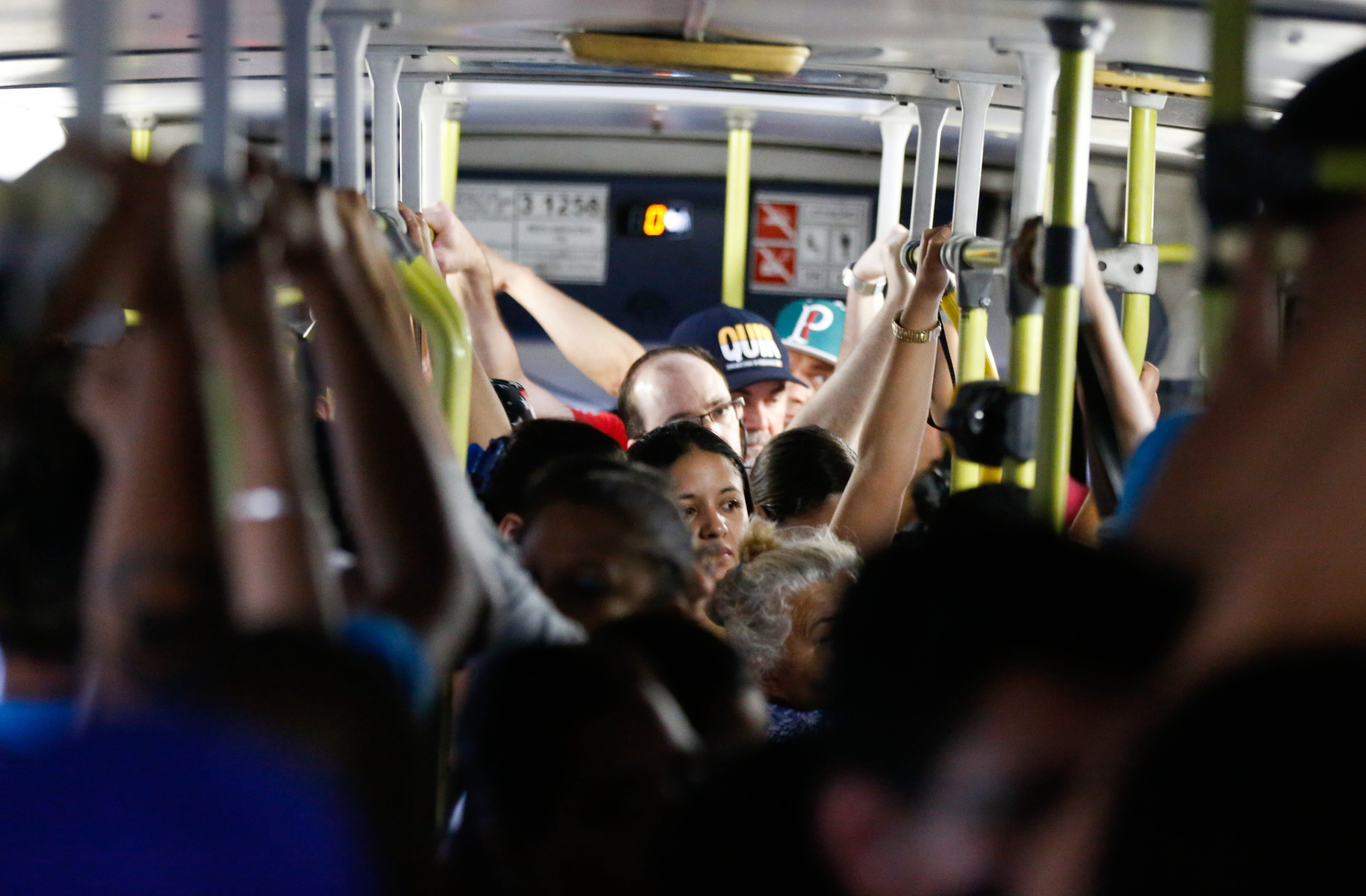 Interior de ônibus lotado (Foto: Joel Silva/Folhapress)