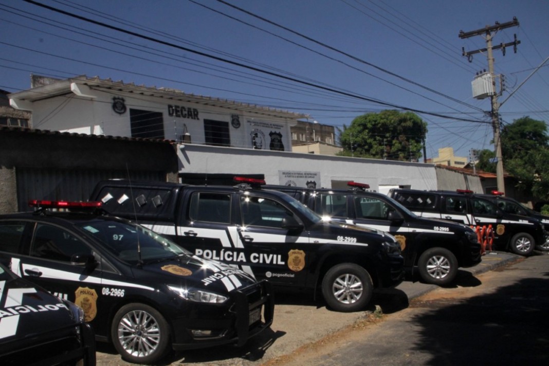 Dez pessoas foram presas em uma operação que apreendeu três caminhões carregados com mercadoria falsa avaliada em R$ 1 milhão, em Goiânia. (Foto: Divulgação/PC)