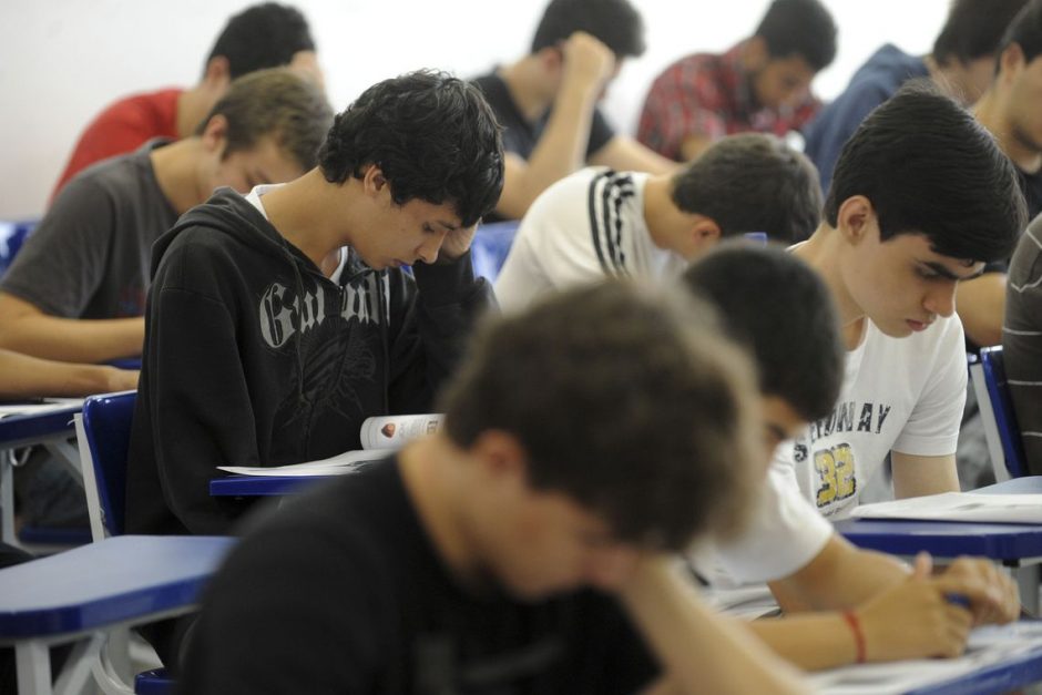 Governo de Goiás quer bolsa mensal de R$ 100 para todos os alunos do ensino médio
