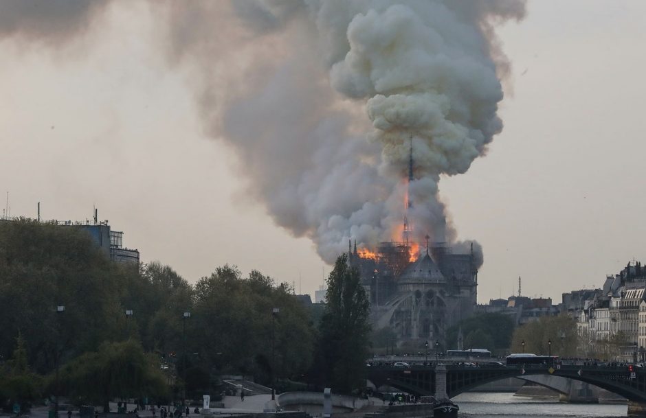 Franceses recordam um ano do incêndio da Catedral de Notre-Dame com promessa de reconstrução em cinco anos