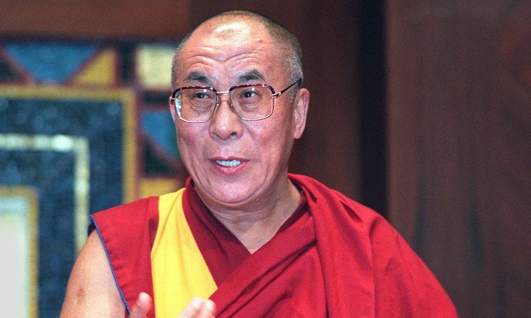 Vídeo que mostra o líder espiritual beijando a criança gerou revolta Dalai Lama pede desculpas a menino por pedir que ele chupasse sua língua