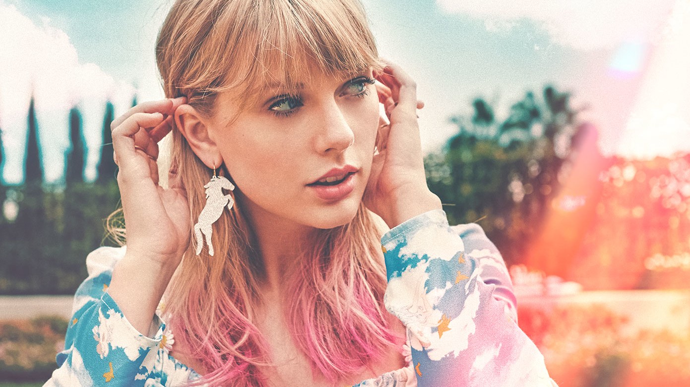 Taylor Swift colorida na divulgação do clipe ME, do disco Lover. Com esta turnê, cantora fará show no Brasil