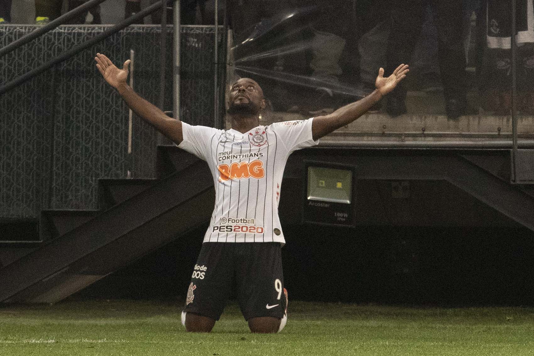 Atacante Vagner Love, do Corinthians, comemora gol (Foto: Daniel Augusto Jr. / Ag. Corinthians)