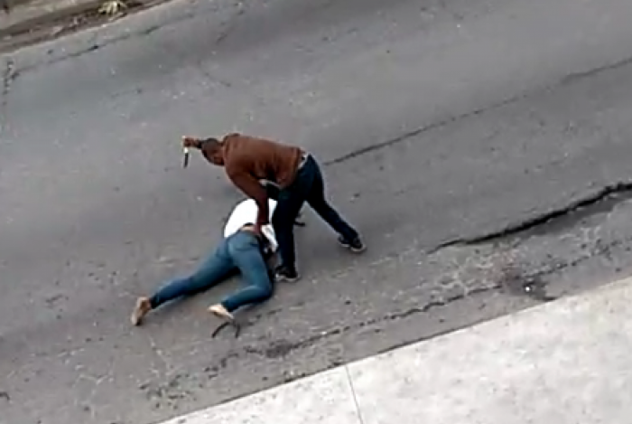 Mulher foi esfaqueada na pista sentido Centro da Avenida Brasil (Foto: Reprodução)
