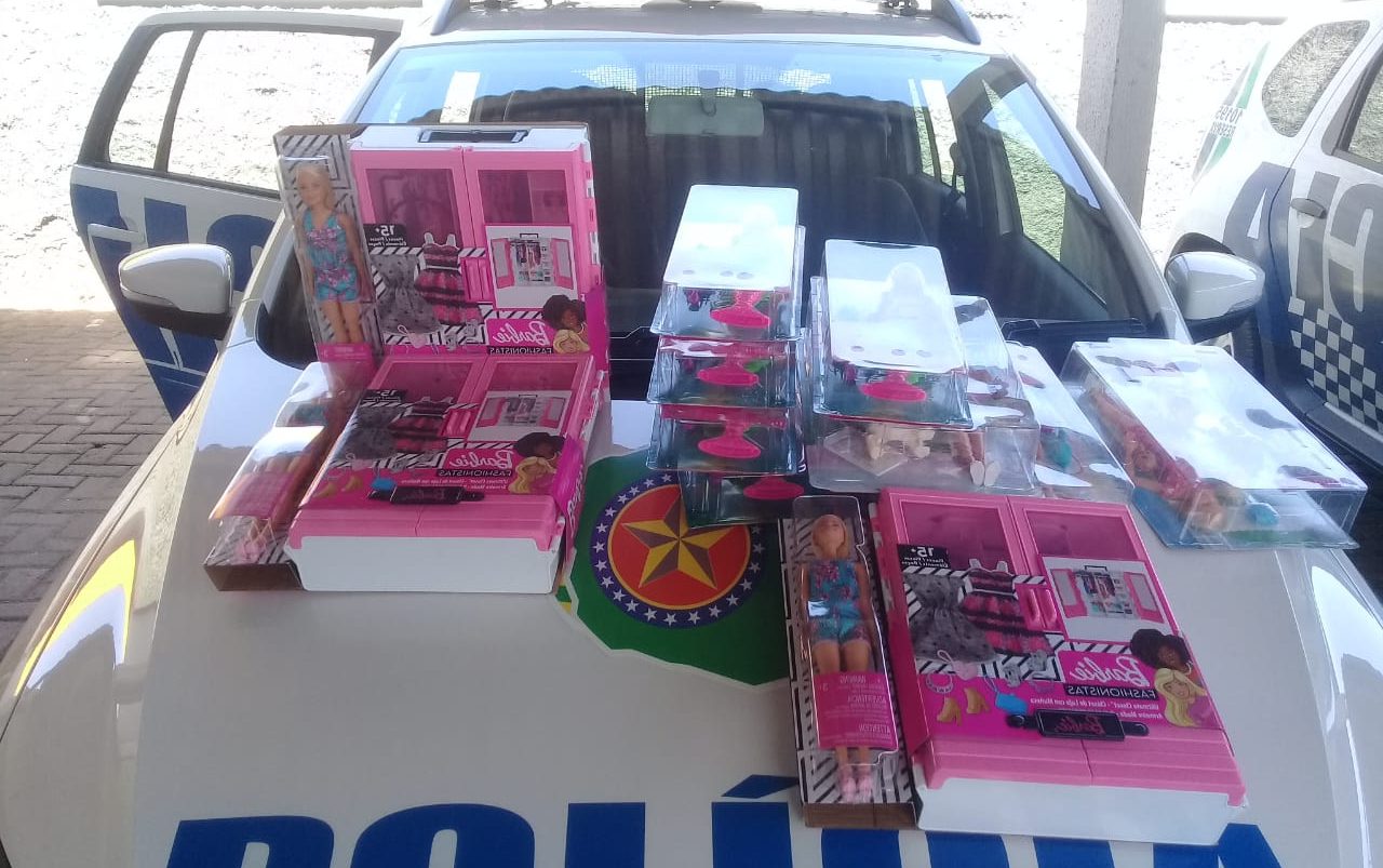 Casal havia furtado Barbies de uma loja de brinquedos (Foto: Divulgação / PM)