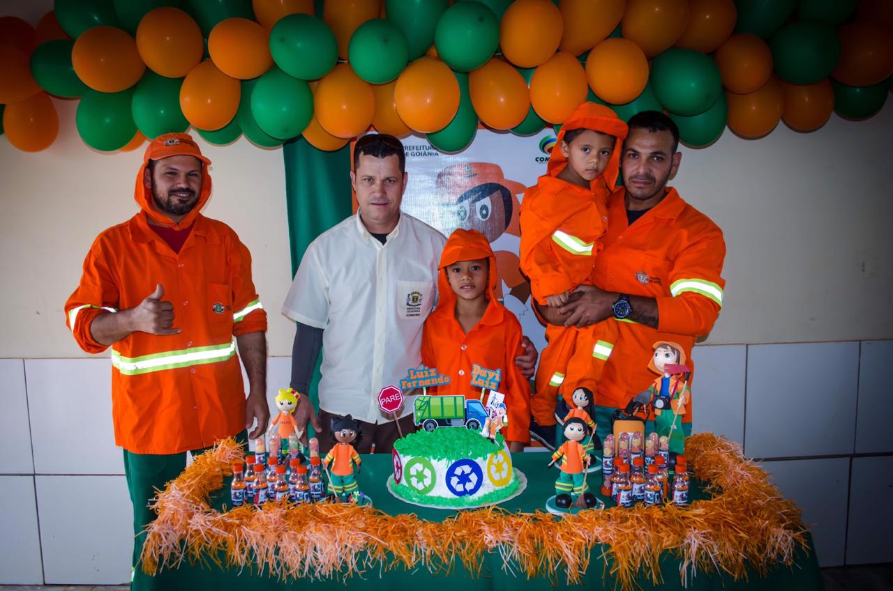 irmãos Luiz Henrique e Davi comemoram aniversário com tema de gari em Goiânia