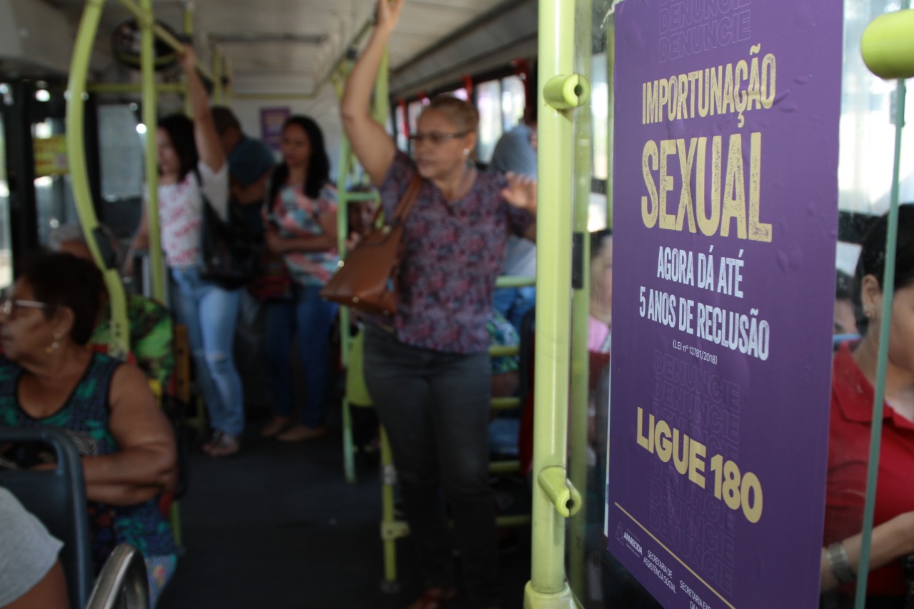 Prefeitura de Aparecida de Goiânia lançou campanha contra o assédio sexual nos ônibus. Blitz educativa foi realizada no terminal Cruzeiro. (Foto: Enio Medeiros)