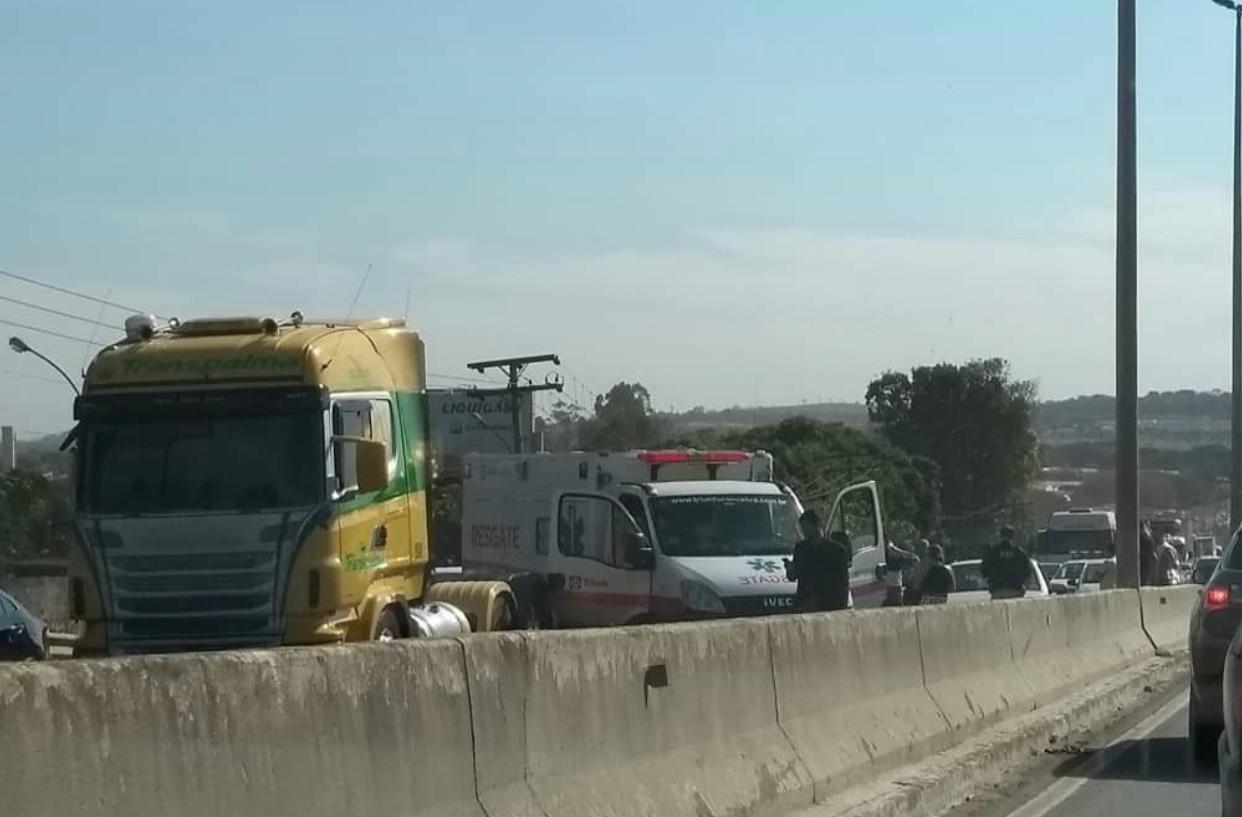 O acidente envolveu um caminhão, um carro de passeio e uma motocicleta