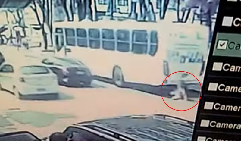 Garota foi atingida e caiu sob o ônibus, mas conseguiu escapar da roda do coletivo (foto: Reprodução da Internet/Youtube)