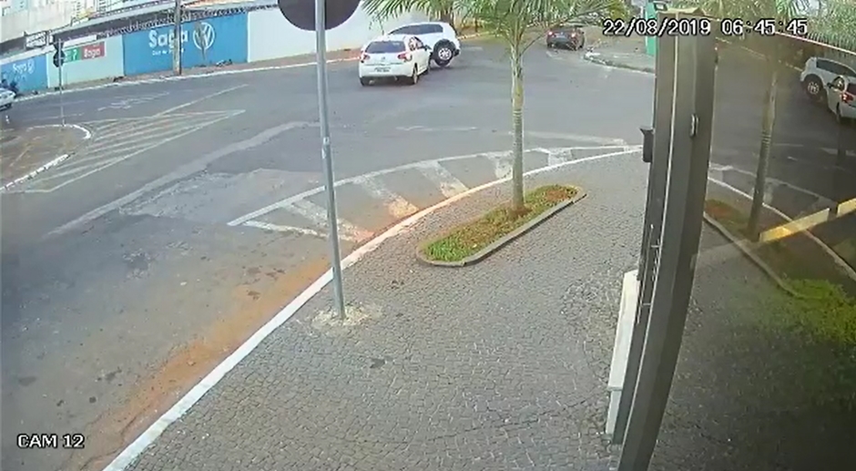 Cruzamento entre as ruas T-48 com a T-27, no Setor Bueno, em Goiânia, tem sido palco de diversos acidente por falta de sinalização. (Foto: Reprodução)
