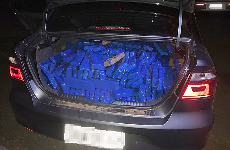Drogas foram encontradas no porta-malas e interior de um VW Voyage que seguia para Goiânia (Foto: Divulgação / PC)