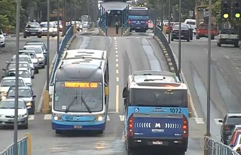 Mulher é atropelada por ônibus do Eixo Anhanguera no Centro de Goiânia