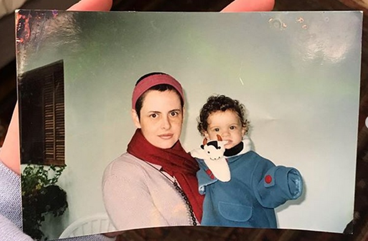Estela, que é gêmea de Cecília Madonna, publicou uma foto no Instagram em que aparece ainda criança no colo da mãe.