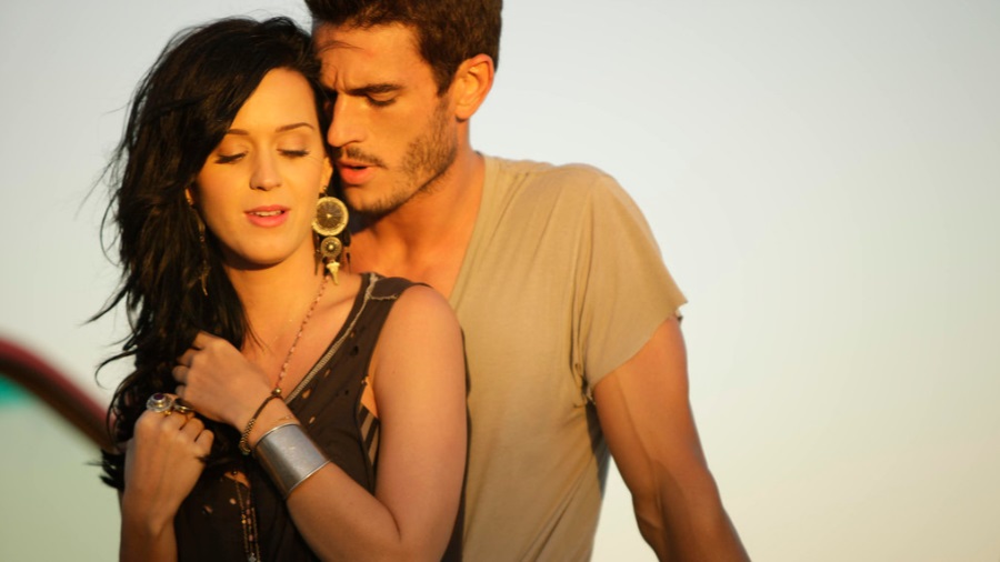 Katy Perry e Josh Kloss no clipe de 'Teenage Dream'