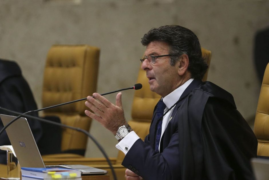 Luiz Fux, presidente do Supremo Tribunal Federal, falando ao microfone