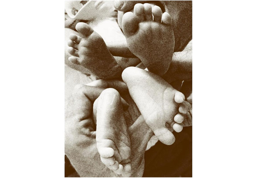 O ator Paulo Gustavo postou uma foto dos pés dos gêmeos Gael e Romeu (Foto: Reprodução)