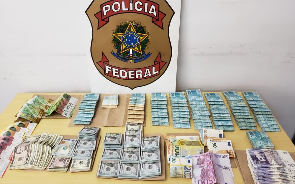 A Polícia Federal apreendeu quantia em reais e moedas estrangeiras em uma casa de câmbio clandestina, em Anápolis. (Foto: Divulgação/PF)
