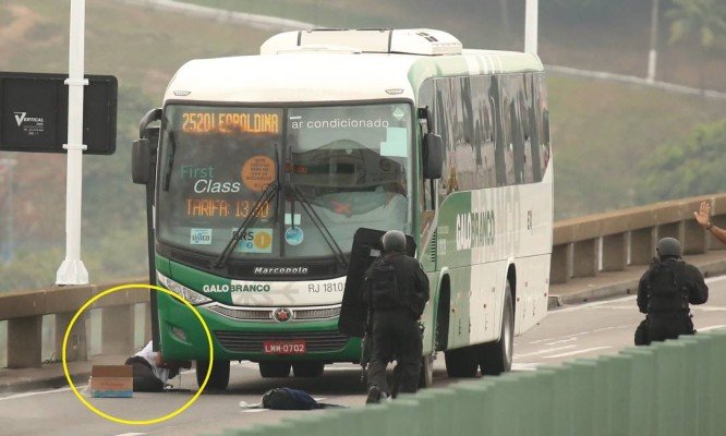Sequestrador é baleado após manter reféns em ônibus (Foto: Fabiano Rocha / Agência O Globo)