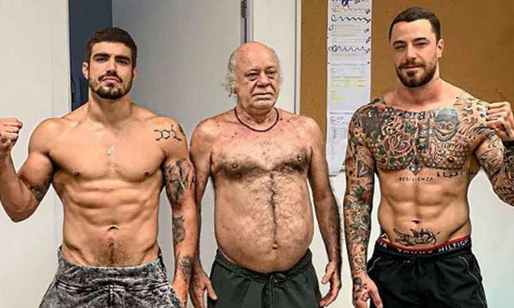 Os atores Caio Castro, Felipe Titto e Tonico Pereira tiraram uma foto exibindo seus abdômens