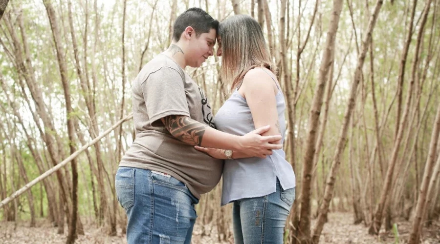Frank Teixeira, o 'homem grávido', e a esposa, Taris de Souza
