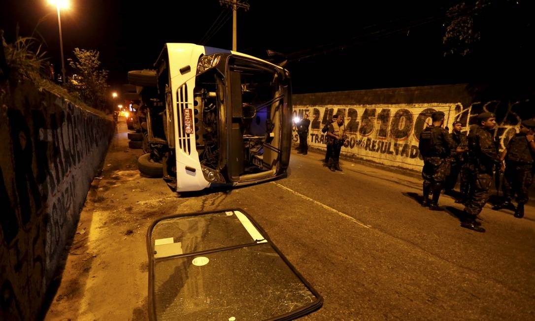 Ônibus intermunicipal tombou do viaduto em Deodoro, no Rio de Janeiro