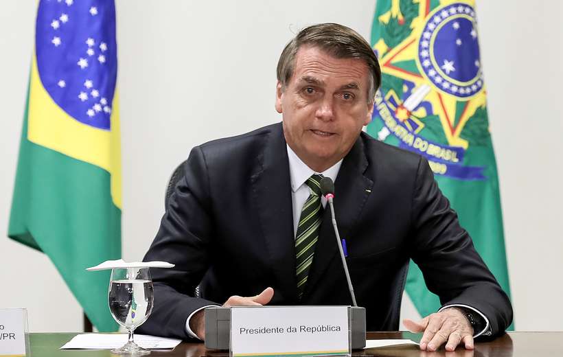 Bolsonaro desdenha pesquisa Datafolha, mas se defende nas redes sociais