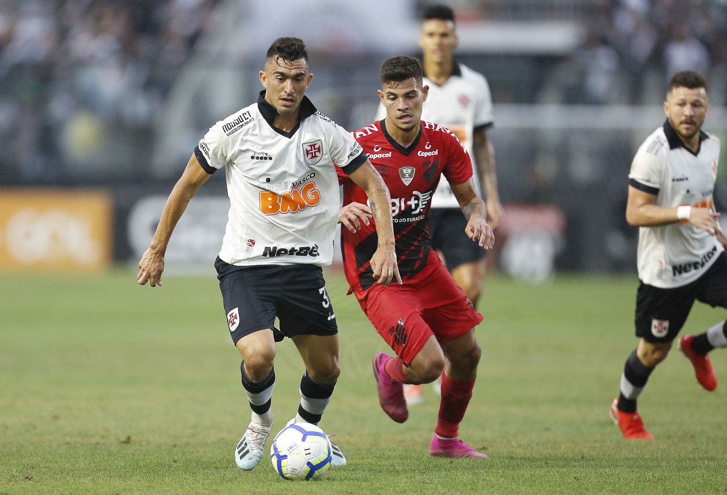Em jogo movimentado, Vasco e Athletico empataram por 1 a 1, neste domingo, em São Januário, pelo Campeonato Brasileiro.